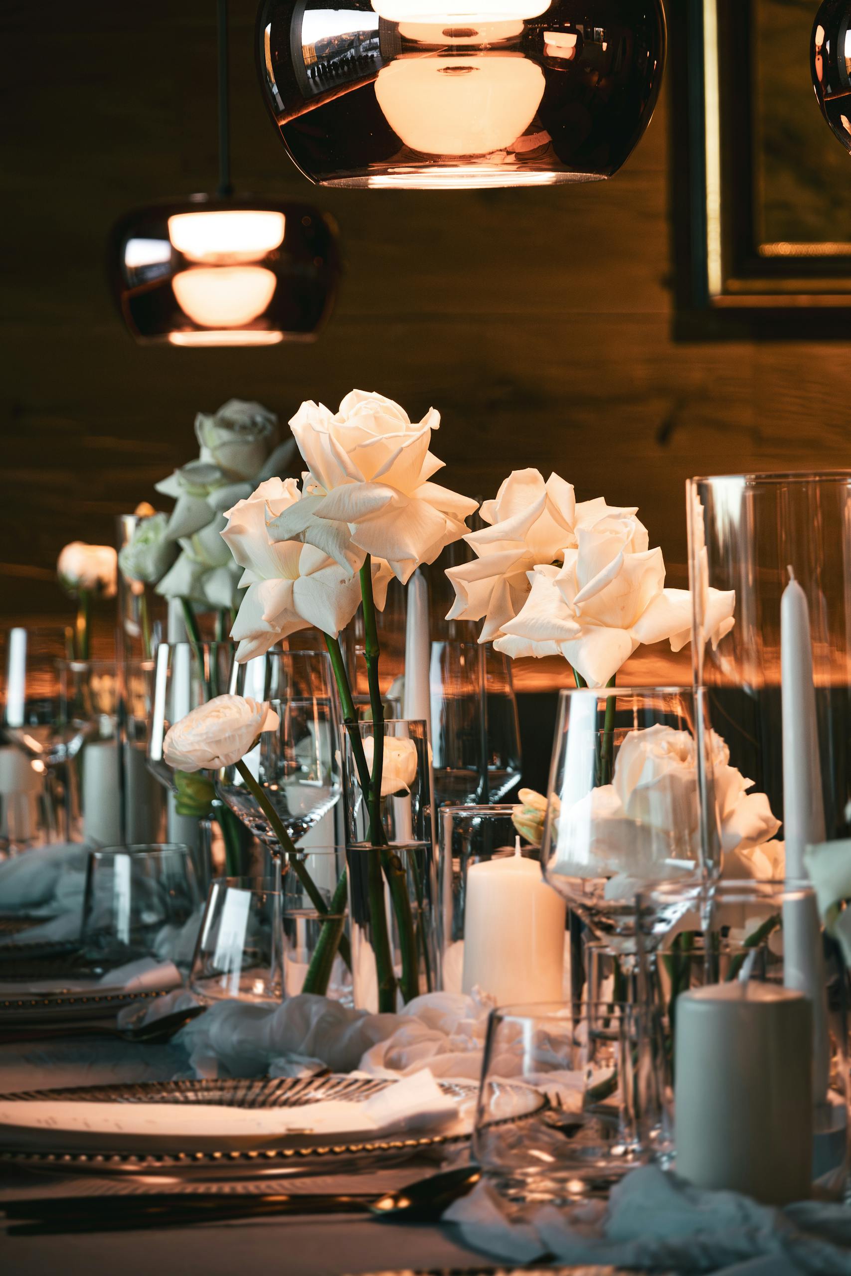 A stunning table setup featuring white roses in a sophisticated wedding decor.